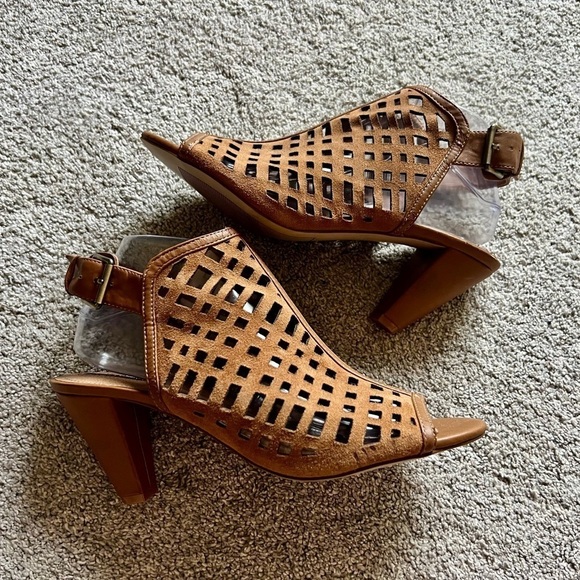 Tahari Women’s size 9 Evalyn Leather Open Toe Casual Slingback Sandals Heels - Picture 1 of 6